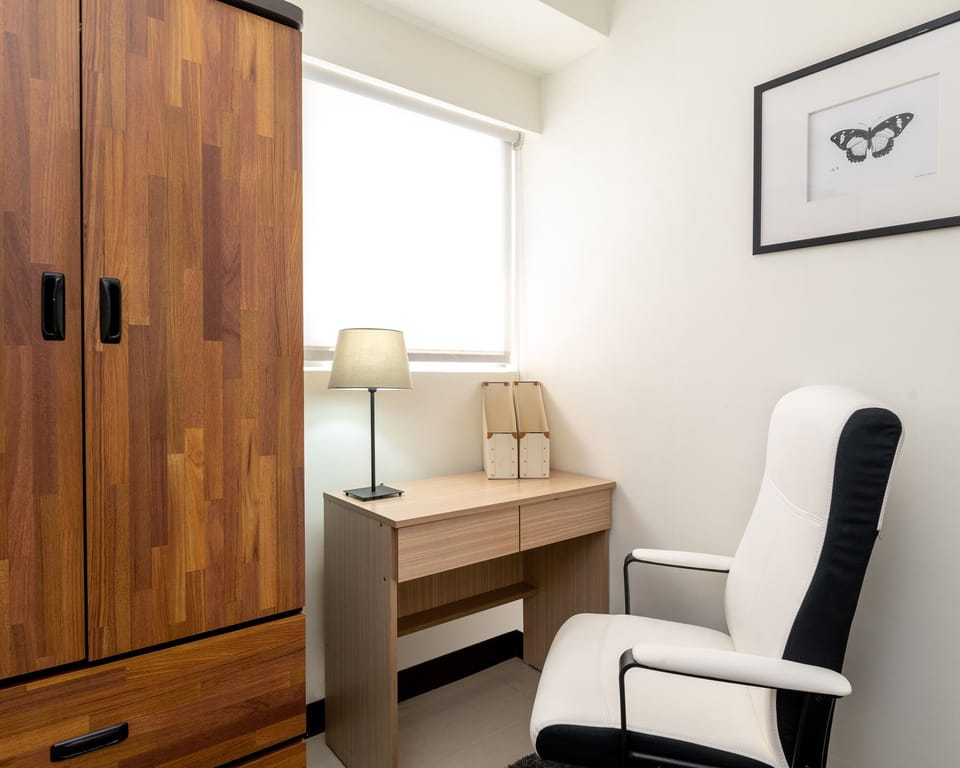 2rd bedroom desk 第二間臥室配有書桌