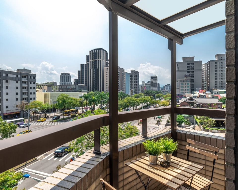 Balcony with Taipei City view 從陽台看出去的景緻