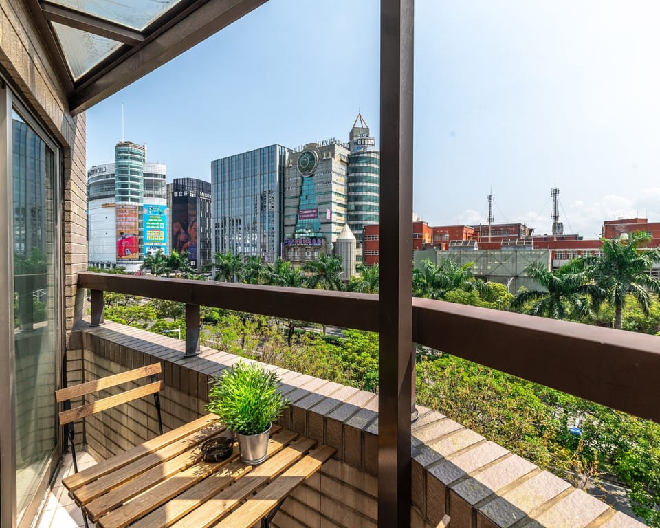 Balcony with Taipei City view 從陽台看出去的景緻