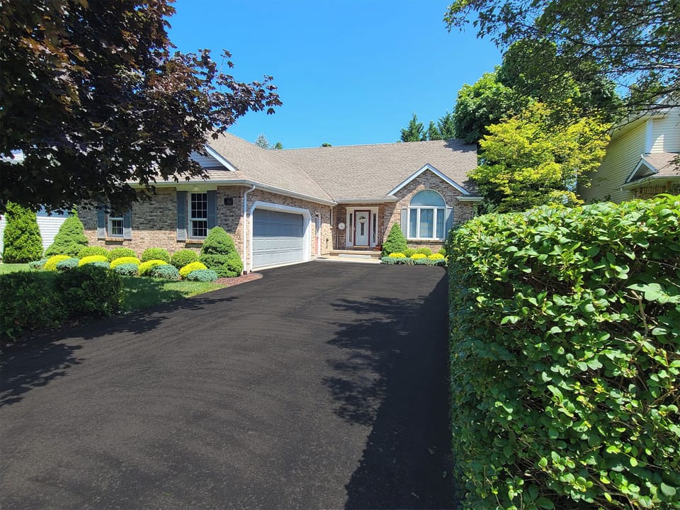 private large driveway with plenty of parking space