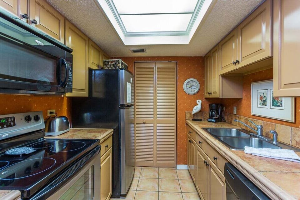 Beach Club 135 - Galley Style Kitchen
