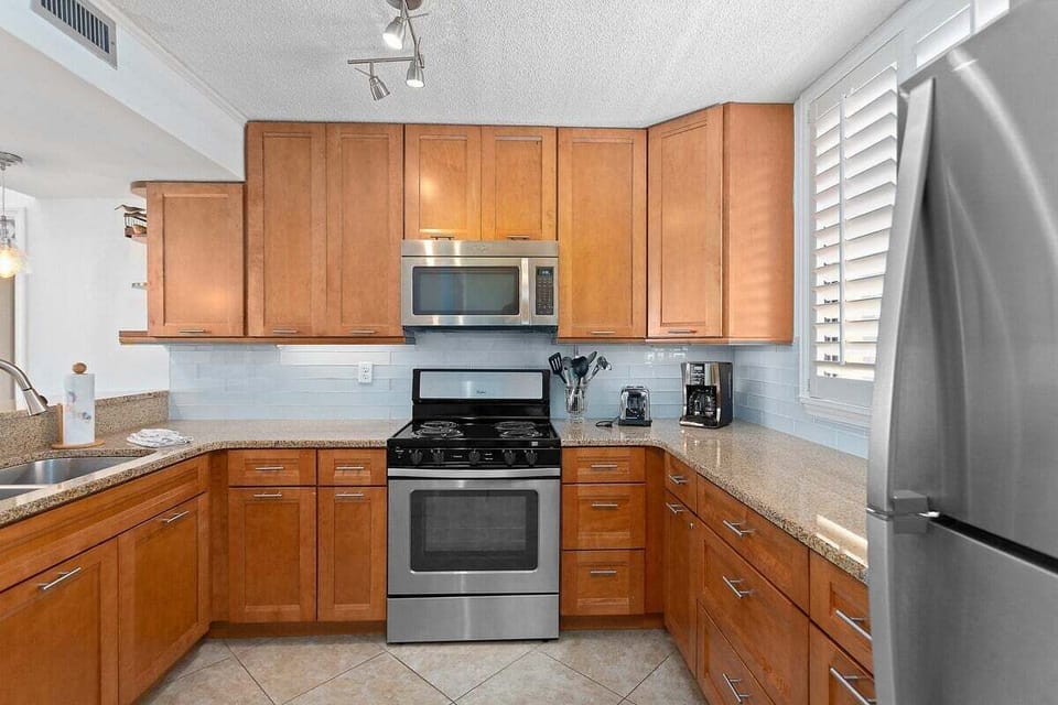 King and Prince 450 - Updated Kitchen with Stainless Steel Appliances