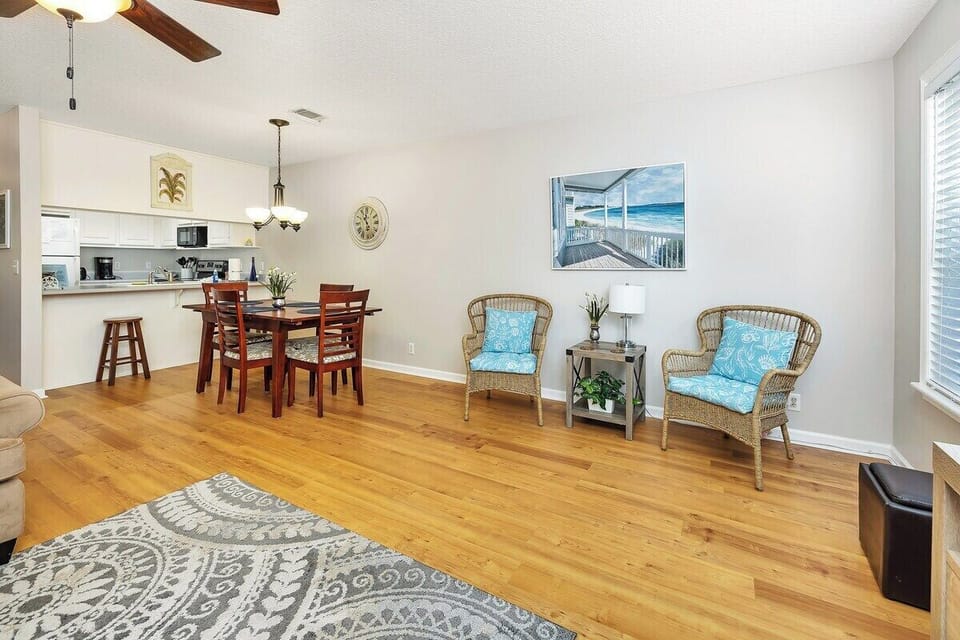 Sitting area with wicker chairs and view to dining room