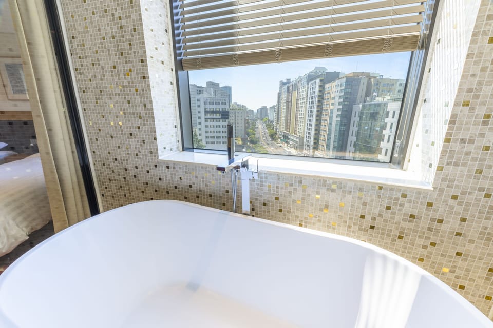 Junior Suite | Bathroom | Free toiletries, hair dryer, slippers, towels