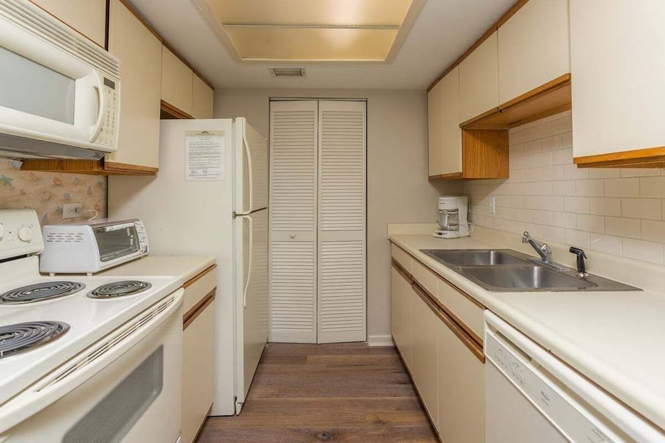 Beach Club 334 - Kitchen