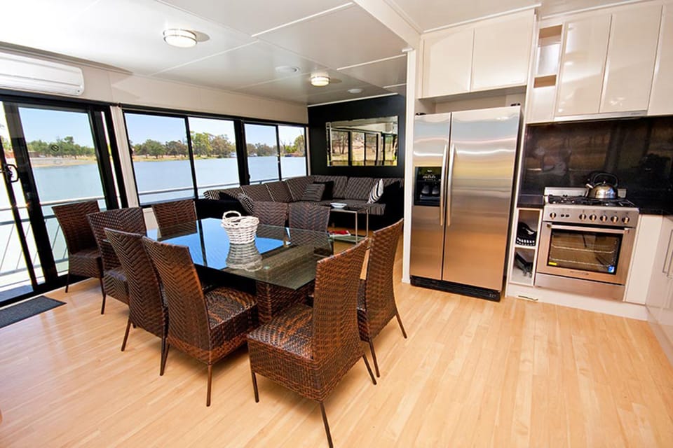 Sweet Indulgence (8 berth houseboat) | In-room dining