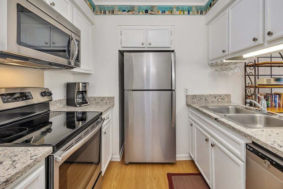 Shipwatch 307 - Kitchen area with stainless steel appliances