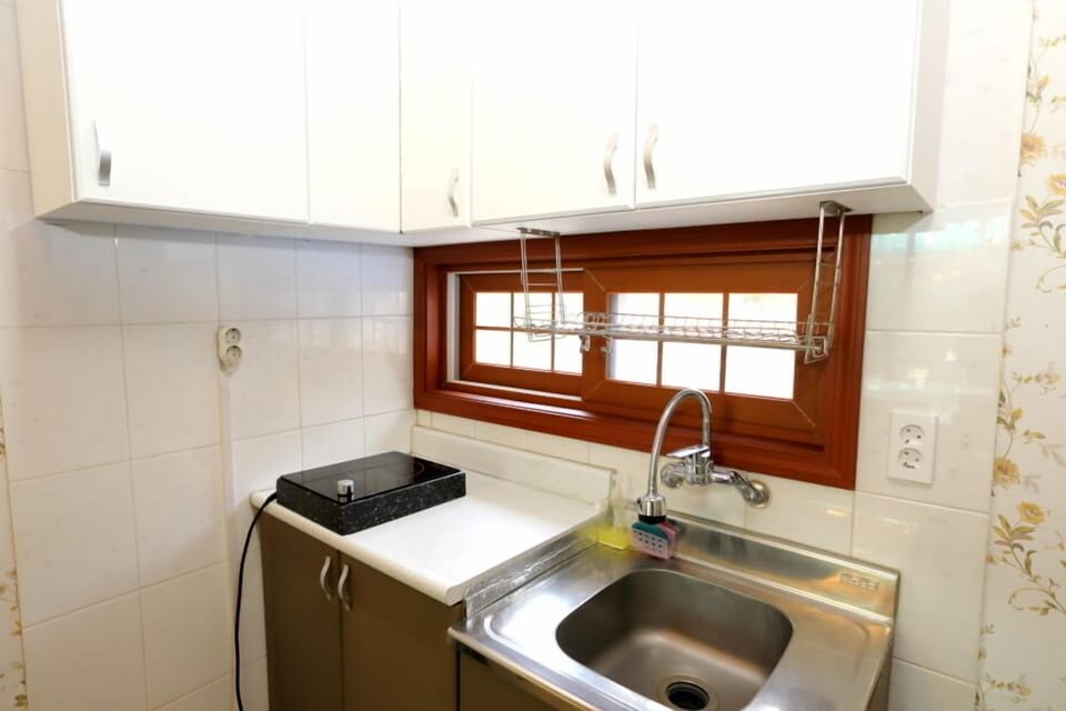 Standard Ondol Room | Private kitchenette | Fridge, microwave, stovetop, rice cooker