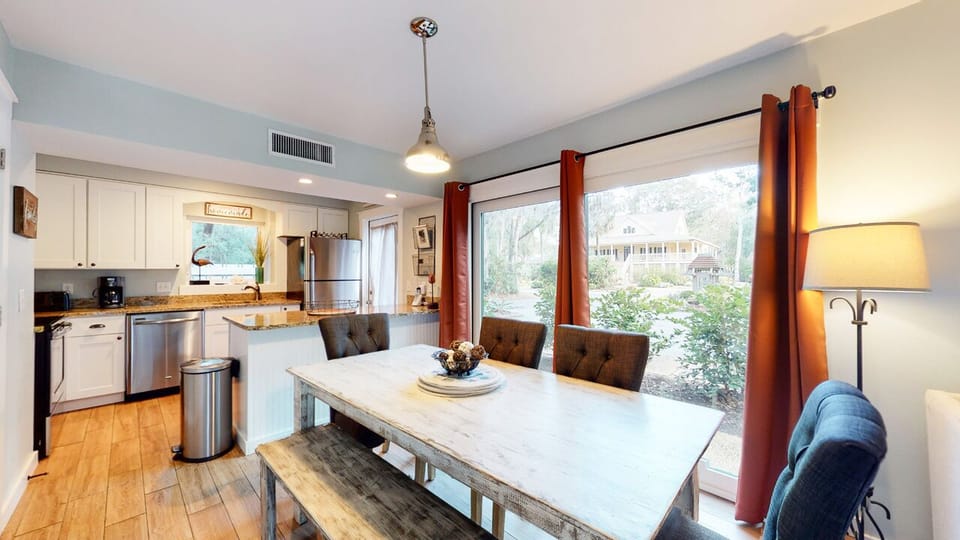 Dining Area with Seating for Six