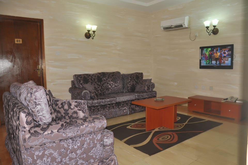 Premium bedding, desk, iron/ironing board, free WiFi