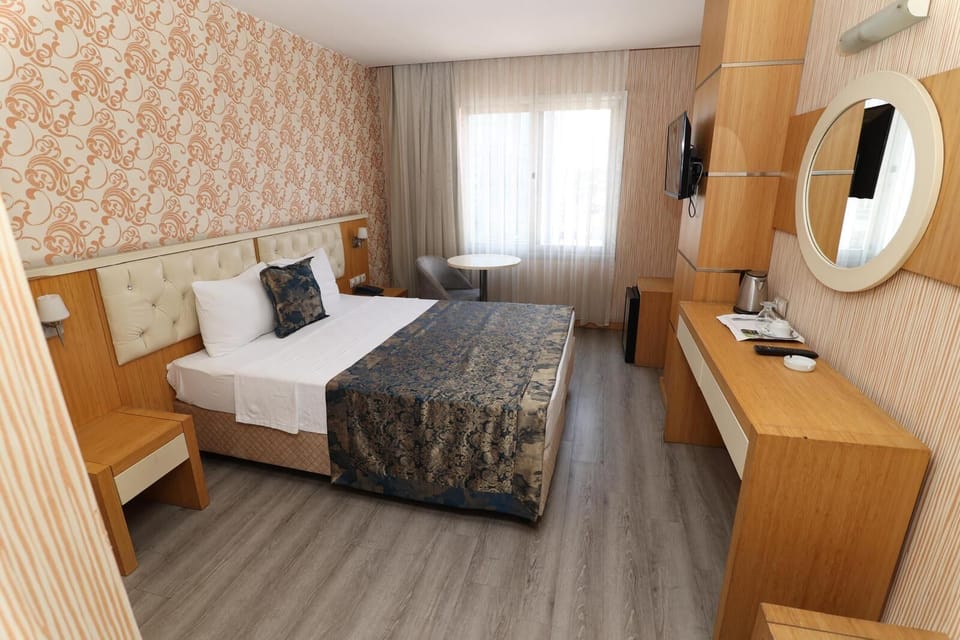 Standard Double Room | 1 bedroom, minibar, in-room safe, desk