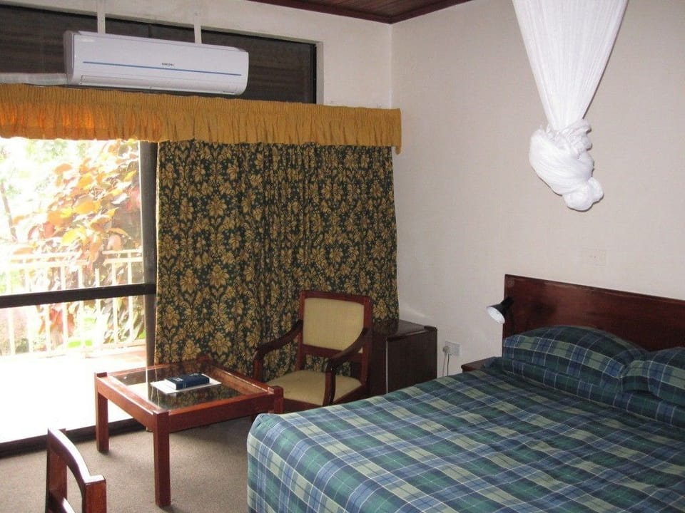 Blackout drapes, free WiFi, bed sheets