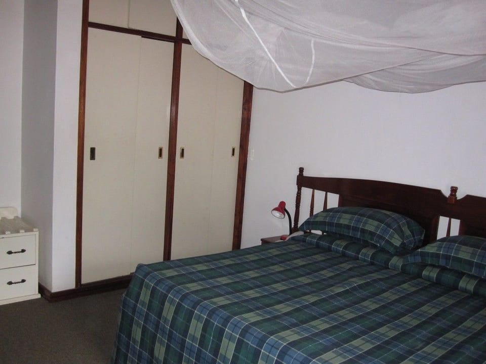 Blackout drapes, free WiFi, bed sheets