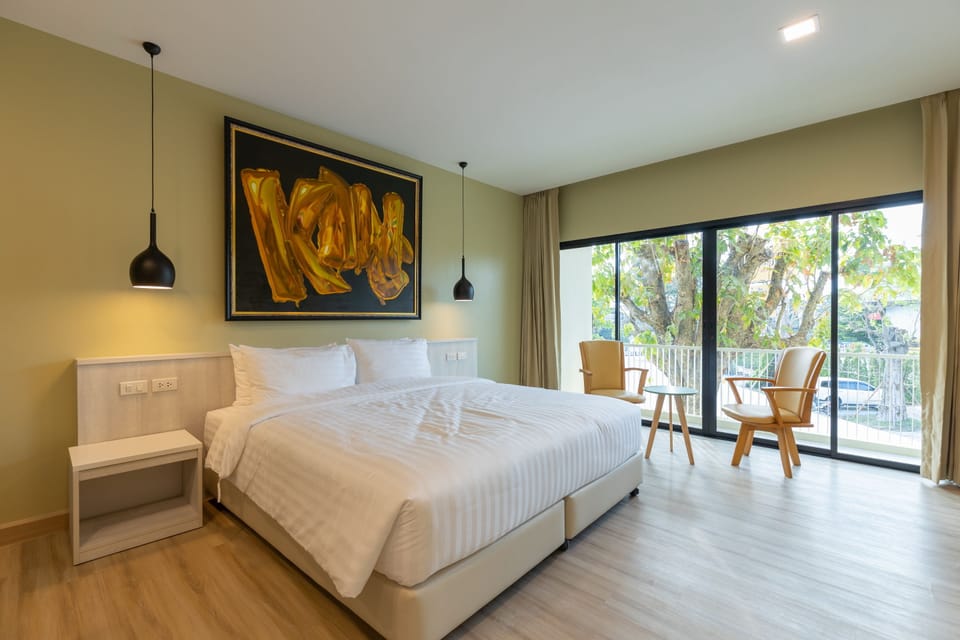Suite, 1 Double Bed | Desk, blackout drapes, rollaway beds, free WiFi