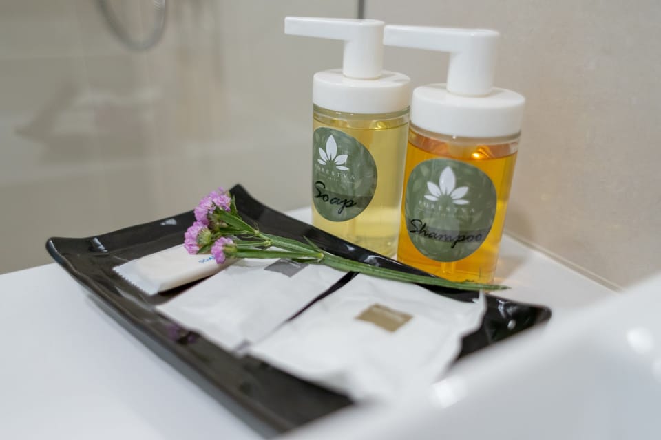 Standard Twin Room | Bathroom | Shower, free toiletries