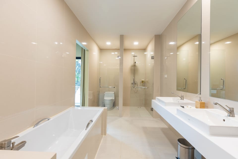Suite, 1 Double Bed | Bathroom | Shower, free toiletries