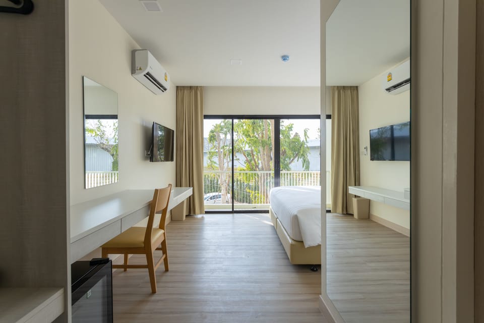 Deluxe Room (1 Bed) | Desk, blackout drapes, rollaway beds, free WiFi