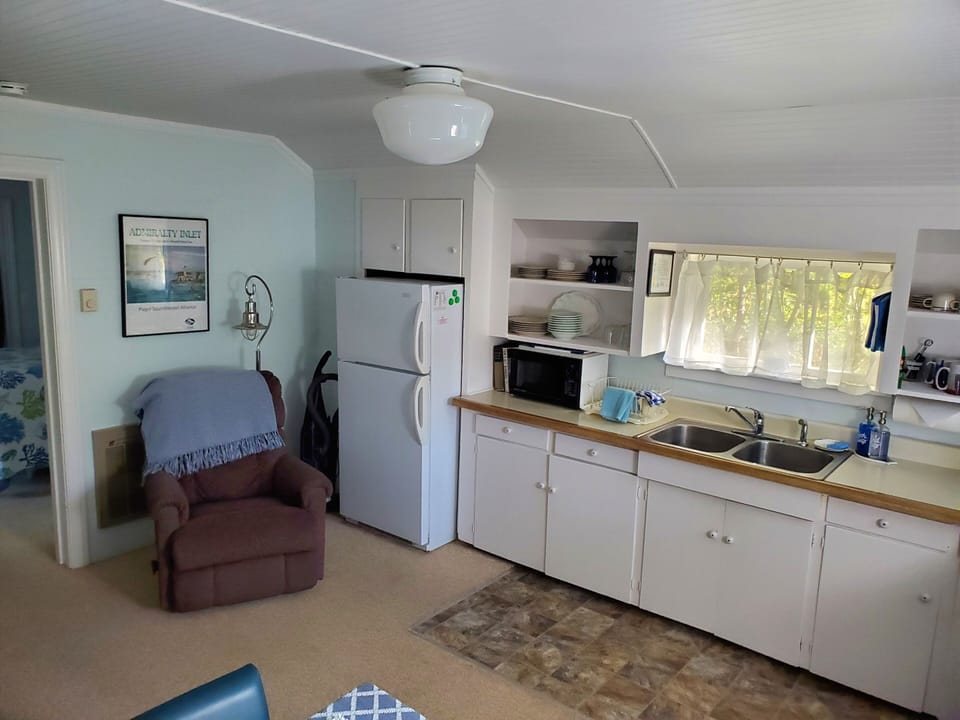 Superior Cottage, Private Bathroom, Ocean View (Bay Cottage) | Shared kitchen