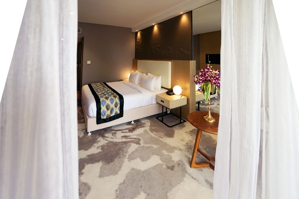 Premium Room | In-room safe, desk, iron/ironing board (on request), WiFi (free)