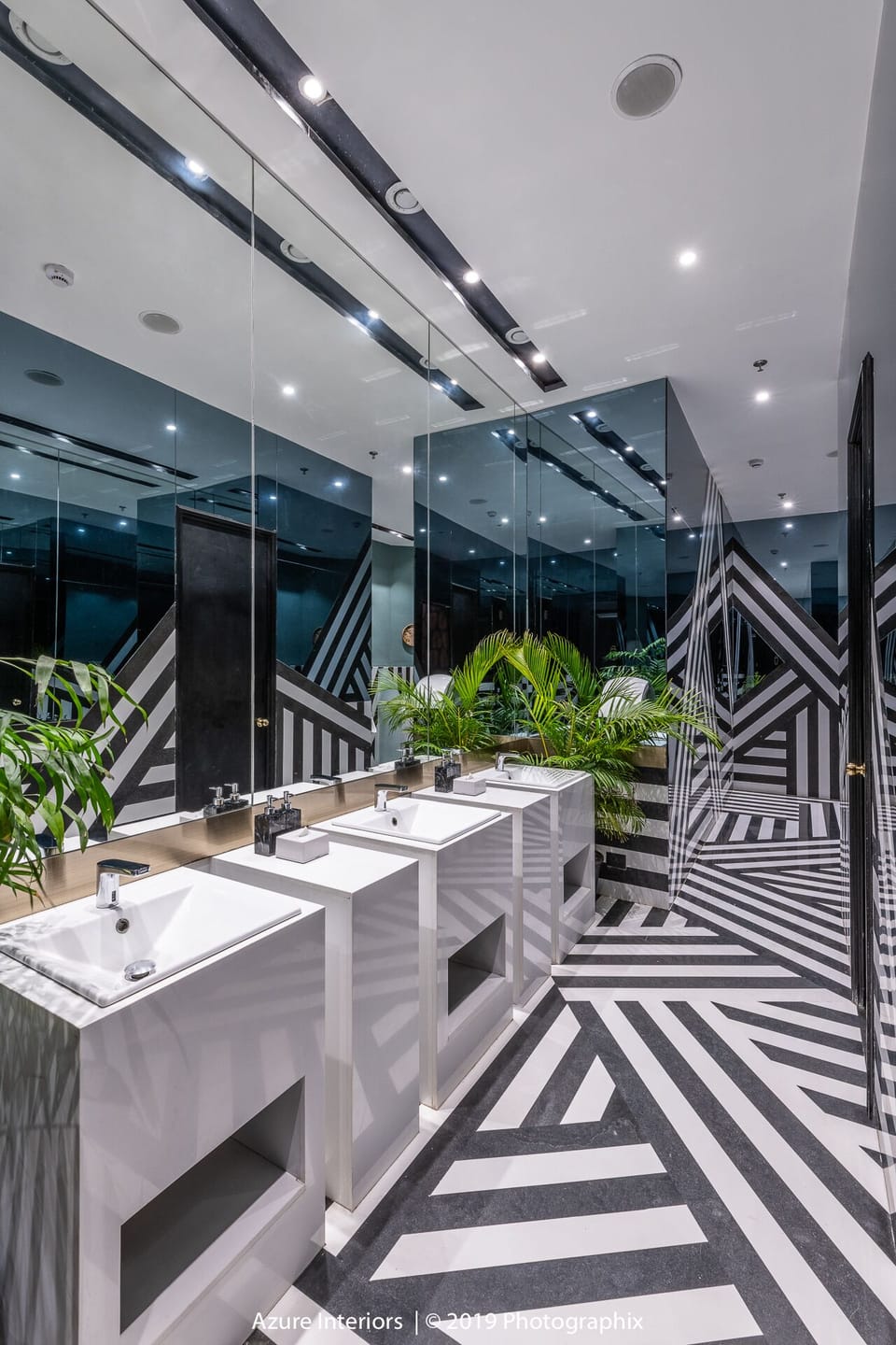 Executive Room | Bathroom | Shower, free toiletries, bidet, towels