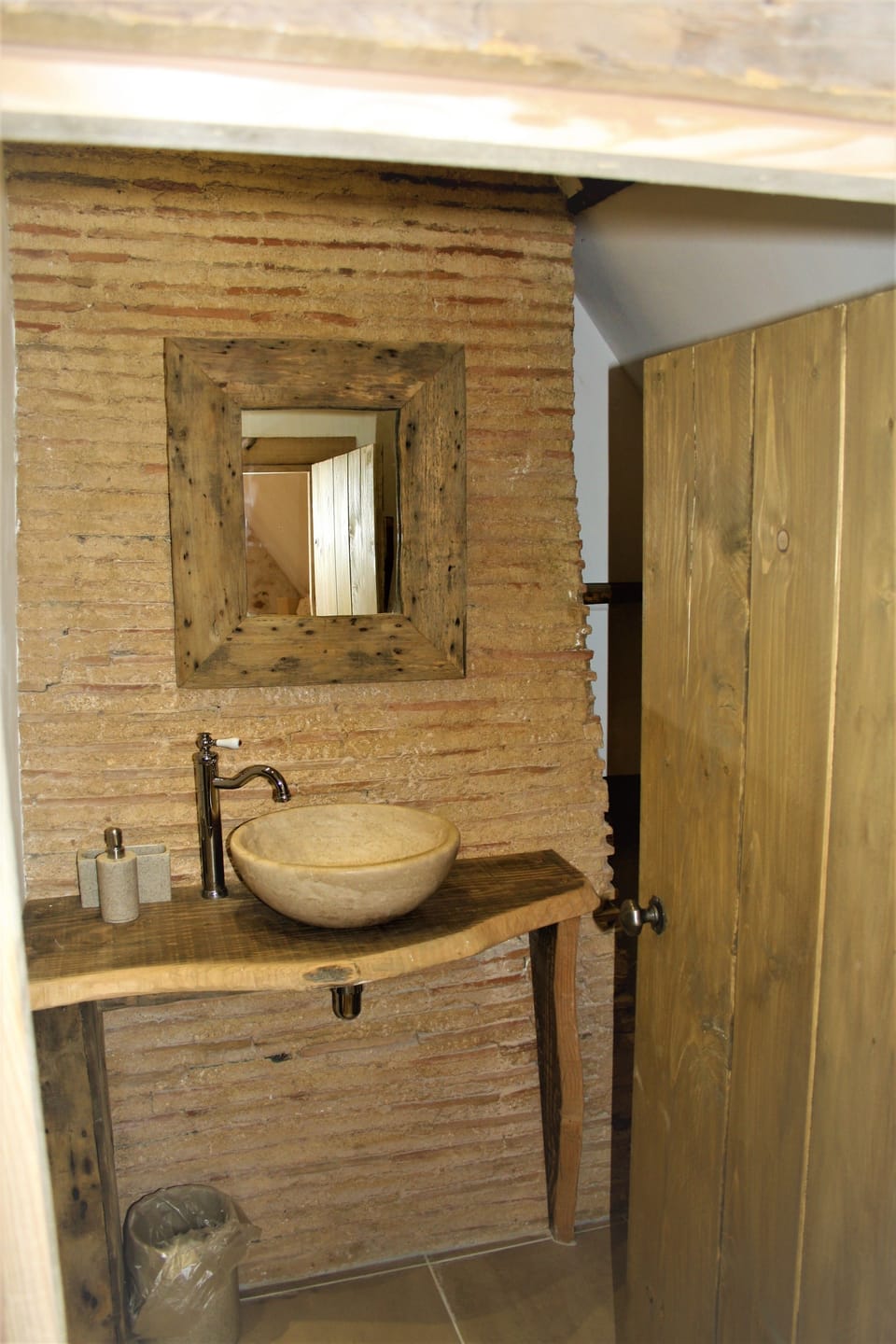 Signature Twin Room, 2 Twin Beds (Pont Vue / Justins / Right) | Bathroom | Shower, hair dryer, slippers, towels