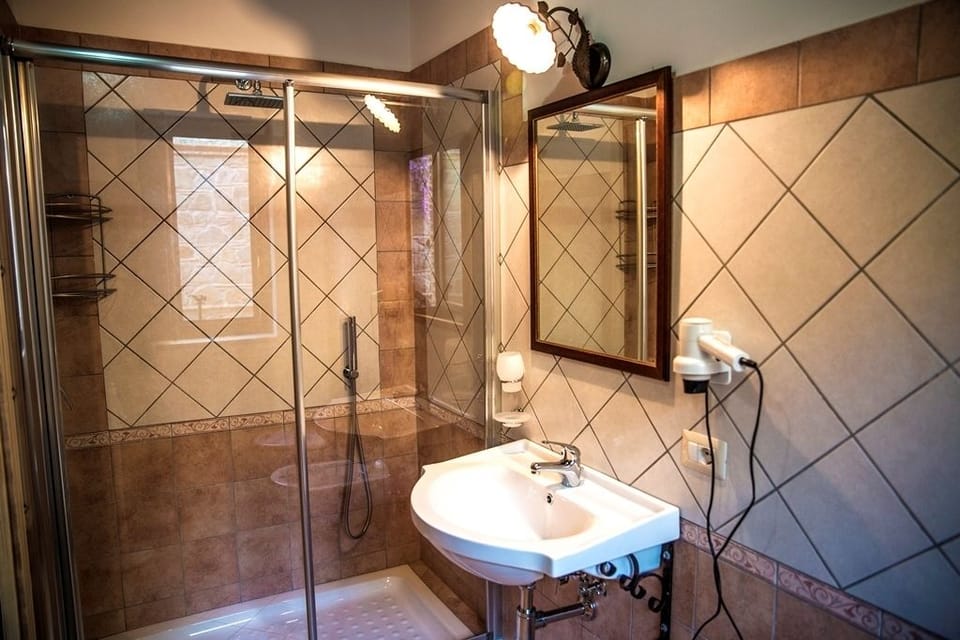 Comfort Duplex, Hill View (Ninfea) | Bathroom | Shower, rainfall showerhead, free toiletries, hair dryer