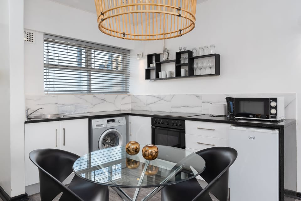 Comfort Apartment, 1 Queen Bed | Private kitchenette | Fridge, microwave, oven, stovetop