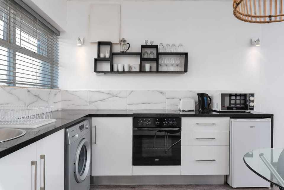Comfort Apartment, 1 Queen Bed | Private kitchenette | Fridge, microwave, oven, stovetop