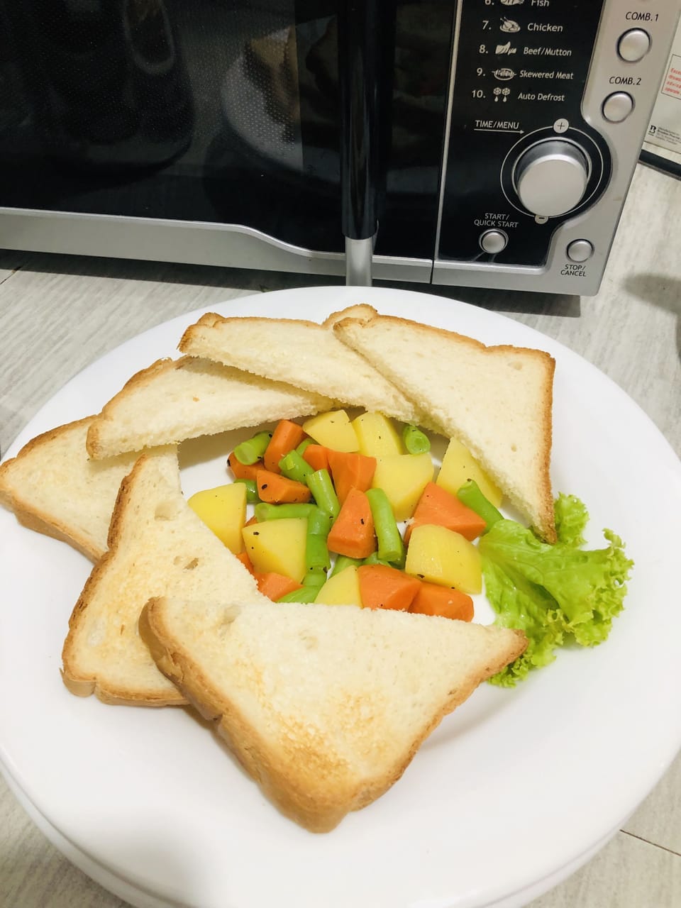 Deluxe Room, 1 Double Bed, City View | Shared kitchen facilities | Microwave