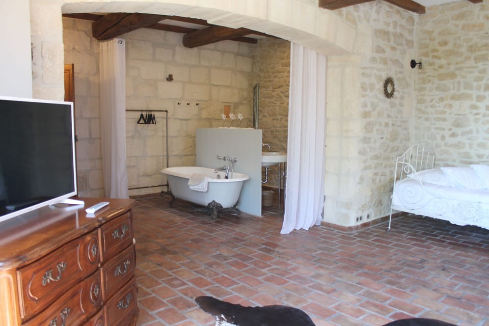 Double Room (Michel-Ange) | Bathroom | Hair dryer, towels, shampoo, toilet paper