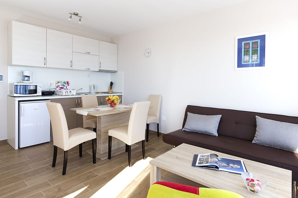 Comfort Apartment, Multiple Beds | Private kitchen | Fridge, microwave, stovetop, coffee/tea maker