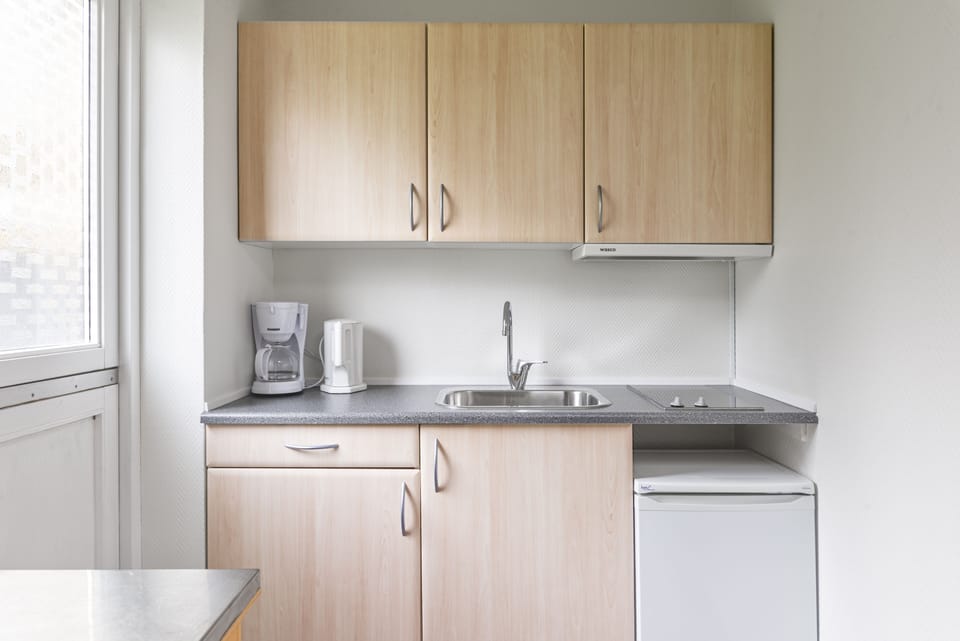 Studiolejlighed kun for voksne med møbleret terrasse nær Hammersø og Sandvig | Private kitchen | Fridge, oven, stovetop, coffee/tea maker