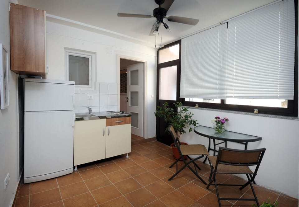 City Apartment, Courtyard View | In-room dining