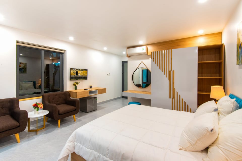Deluxe Room, Balcony, Garden View | Premium bedding, down comforters, minibar, in-room safe