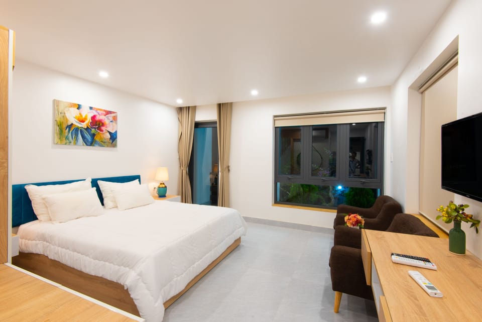Deluxe Room, Balcony, Garden View | Premium bedding, down comforters, minibar, in-room safe