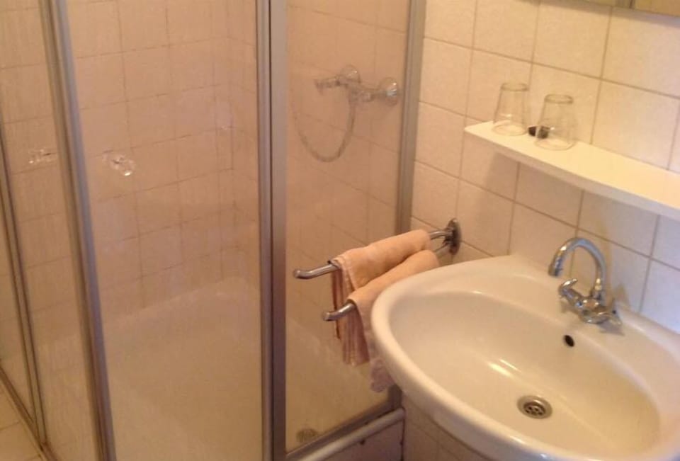 Double Room | Bathroom | Free toiletries, towels