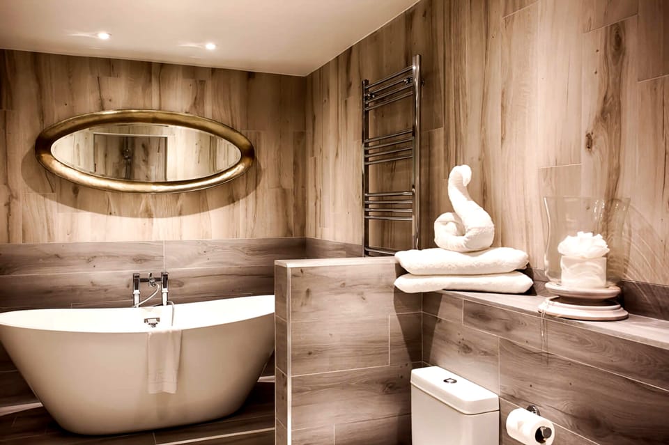 Suite, Garden View | Bathroom | Combined shower/tub, free toiletries, hair dryer, towels