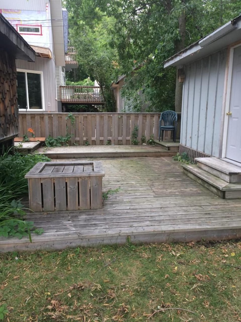 Out door sitting area and shed.