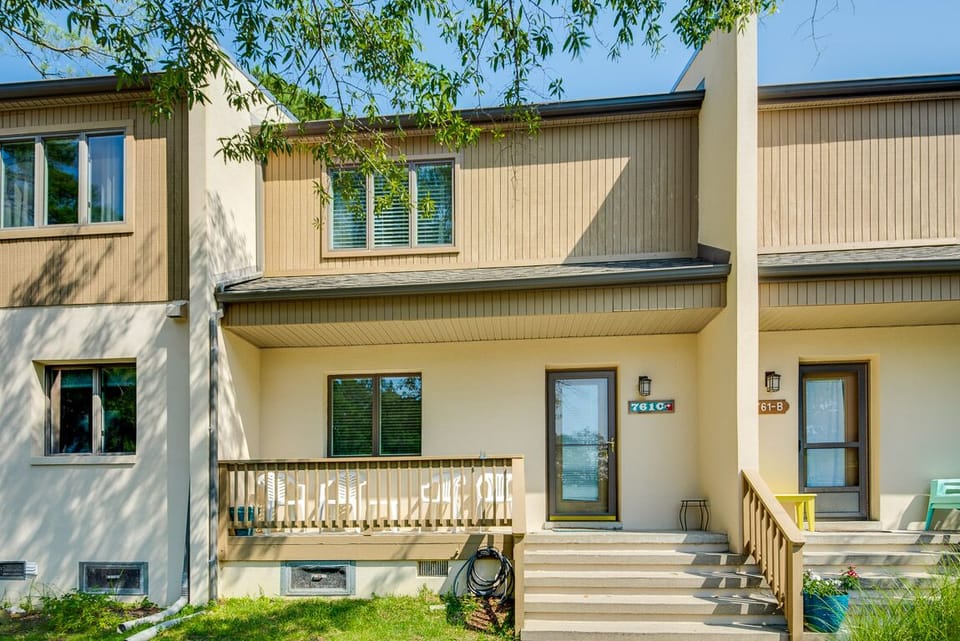 Welcome to Woof Bungalow @ Villas of Bethany West