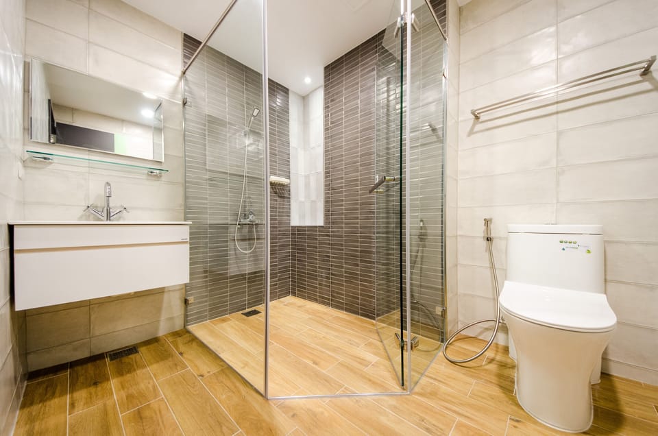 Elite Double Room, No Windows | Bathroom | Separate tub and shower, hair dryer, slippers, towels