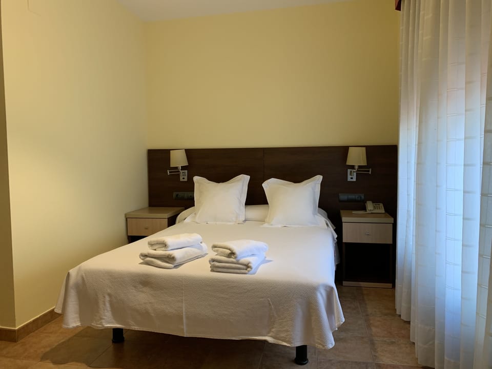 Double Room | Desk, cribs/infant beds, rollaway beds, free WiFi