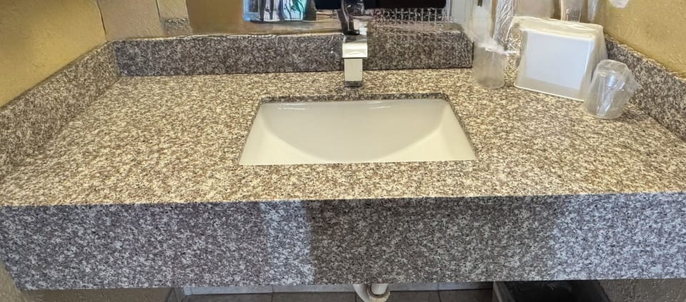 Combined shower/tub, free toiletries, hair dryer, towels