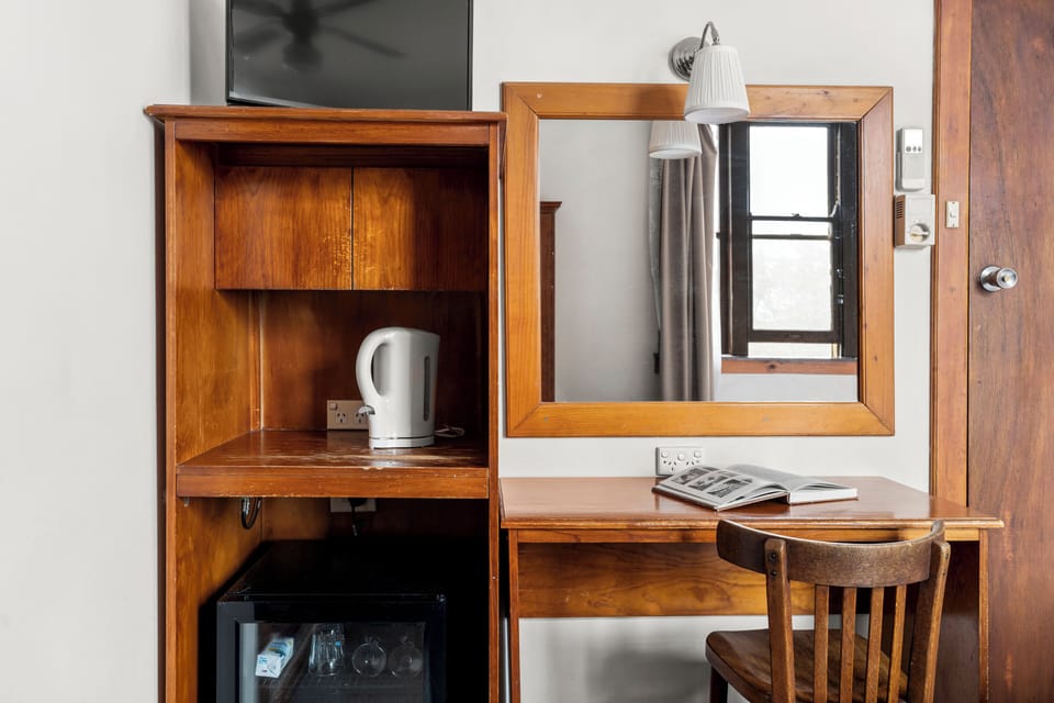 Classic Room, 1 Queen Bed | Coffee and/or coffee maker