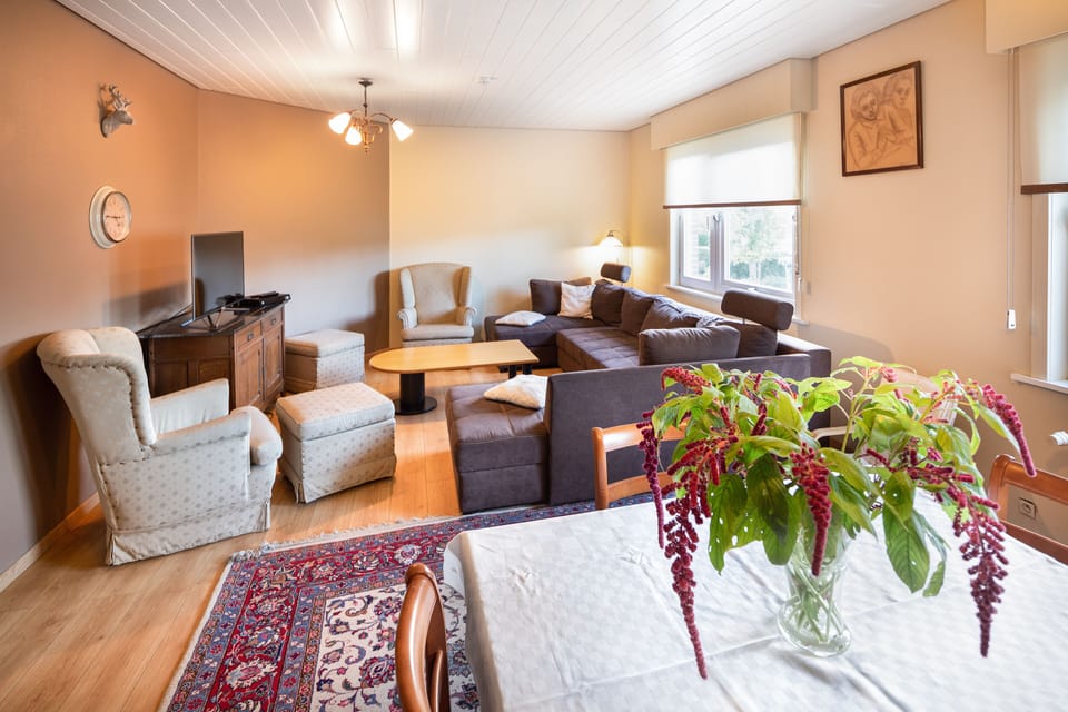 Room, 3 Bedrooms (2 Bathrooms) | Living area | TV