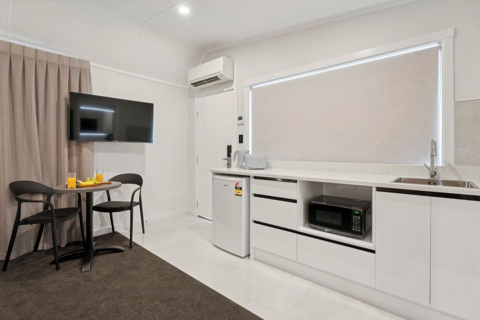Luxury Studio Suite, 1 King Bed | Private kitchen | Fridge, coffee/tea maker