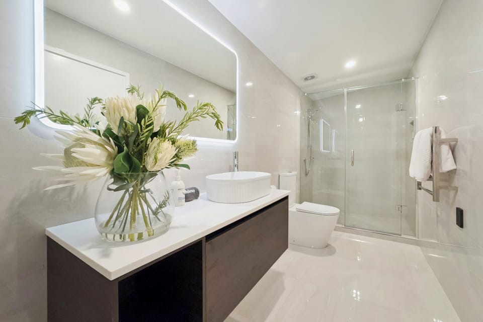Luxury Double or Twin Room | Bathroom | Hair dryer, towels