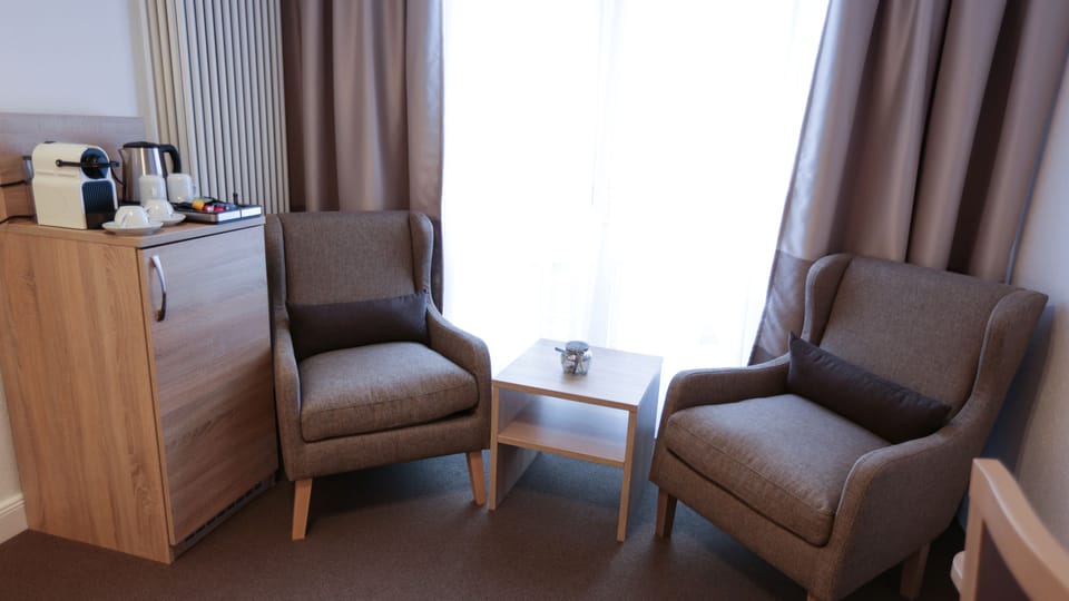 Hypo-allergenic bedding, minibar, in-room safe, desk