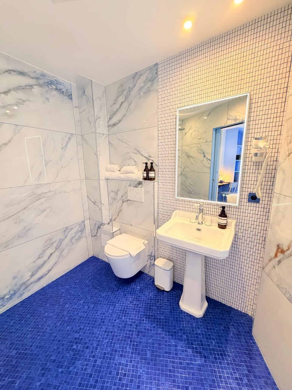 Superior Double Room | Bathroom | Shower, hair dryer, towels, soap