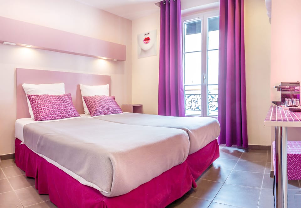 Twin Room | In-room safe, desk, free WiFi, bed sheets