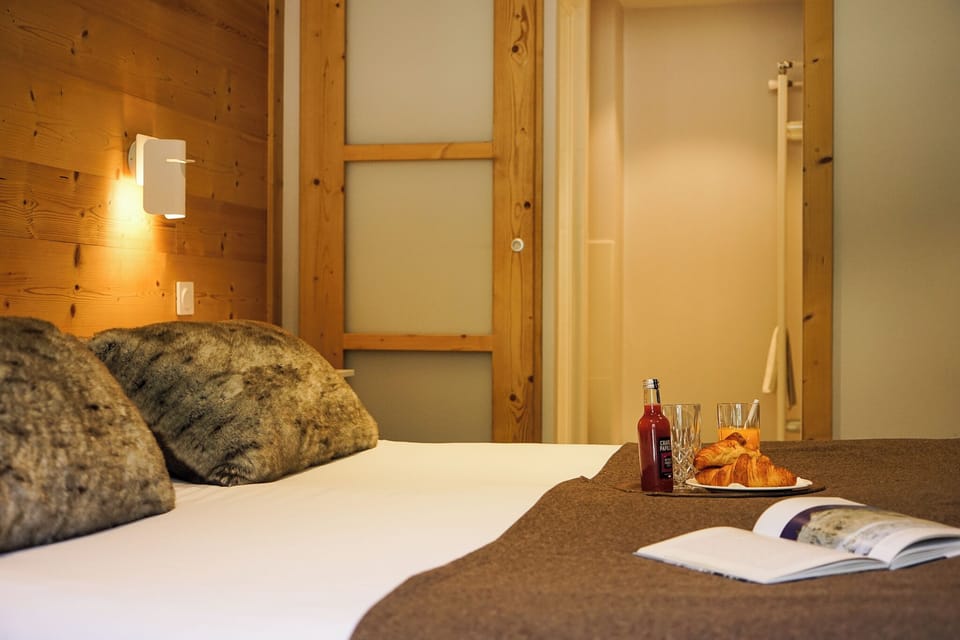Superior Double Room | Desk, soundproofing, iron/ironing board, free cribs/infant beds